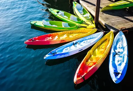 memancing-kayak-di-dermaga
